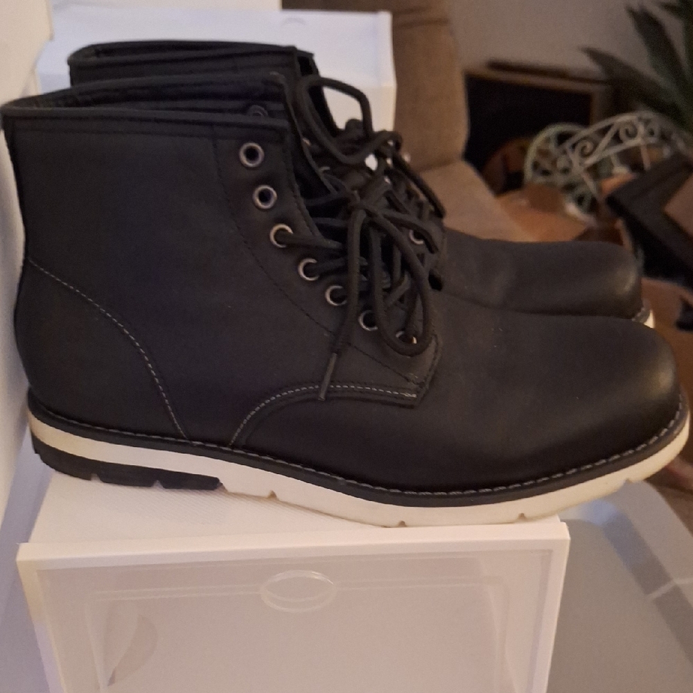 Men Black Boots - Picture 2 of 4